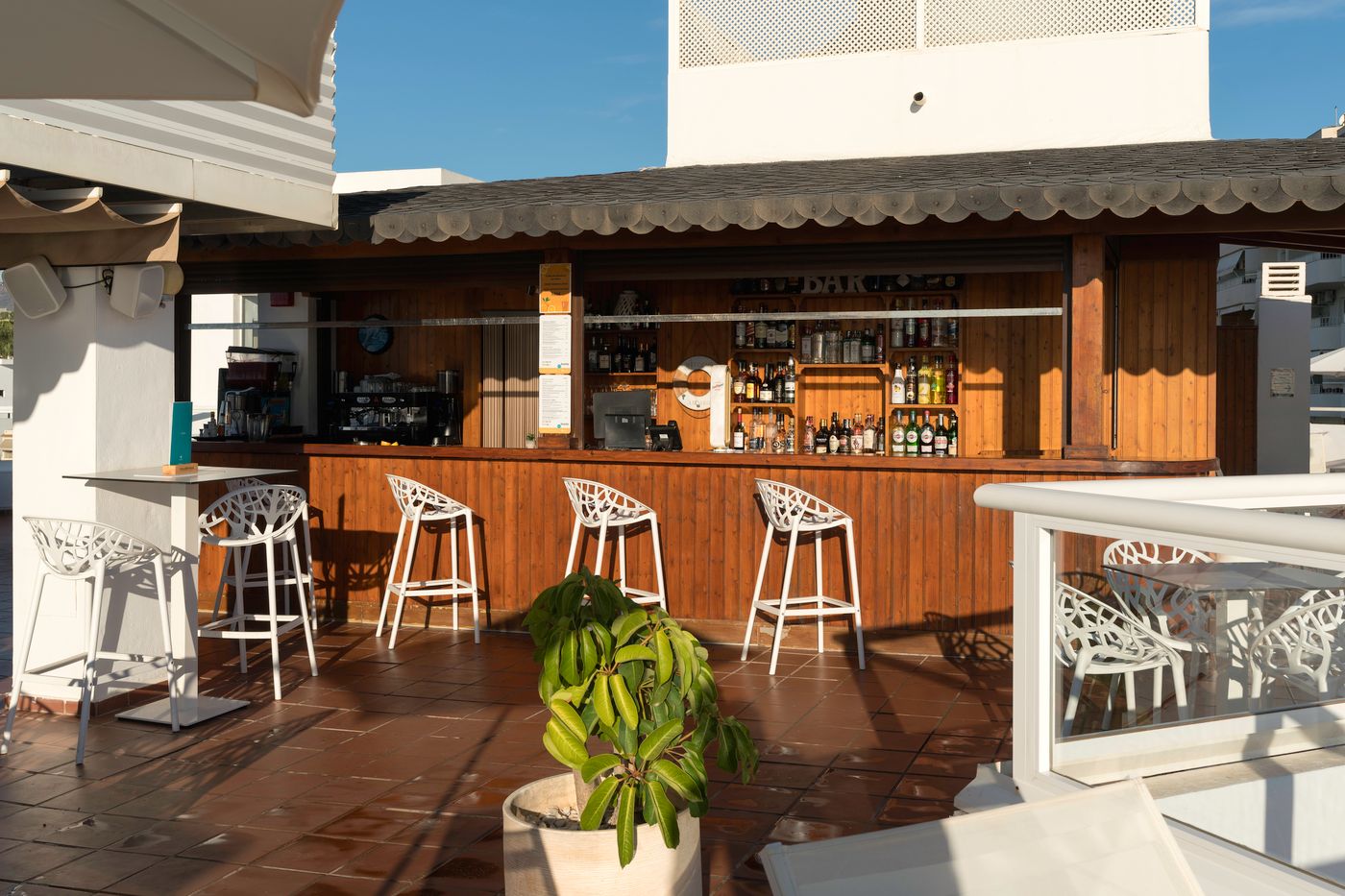 AluaSun-Lago-Rojo-Bar-15