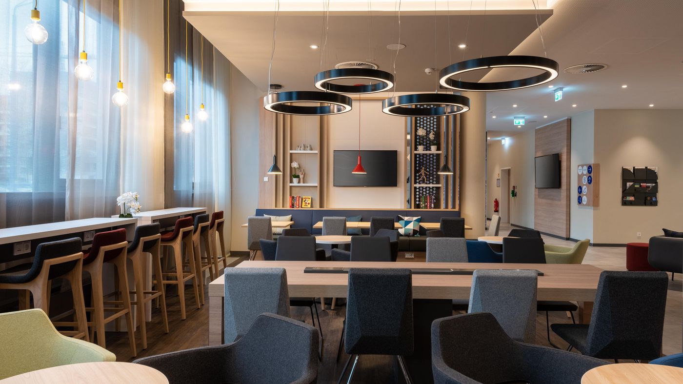 Holiday-Inn-Express-and-Suites-Potsdam-Lobby-9