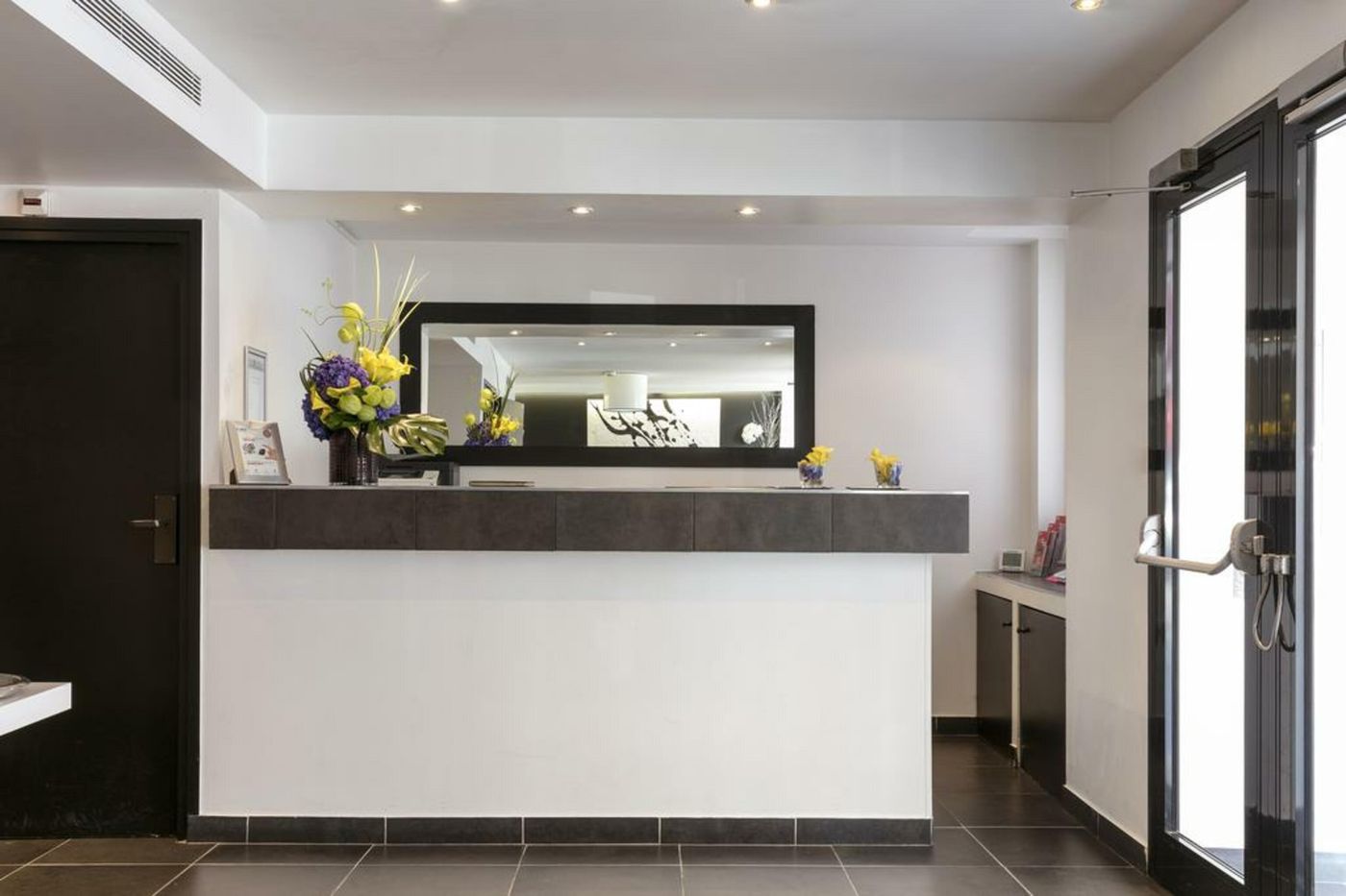 Hotel-Standard-Design-Lobby-3