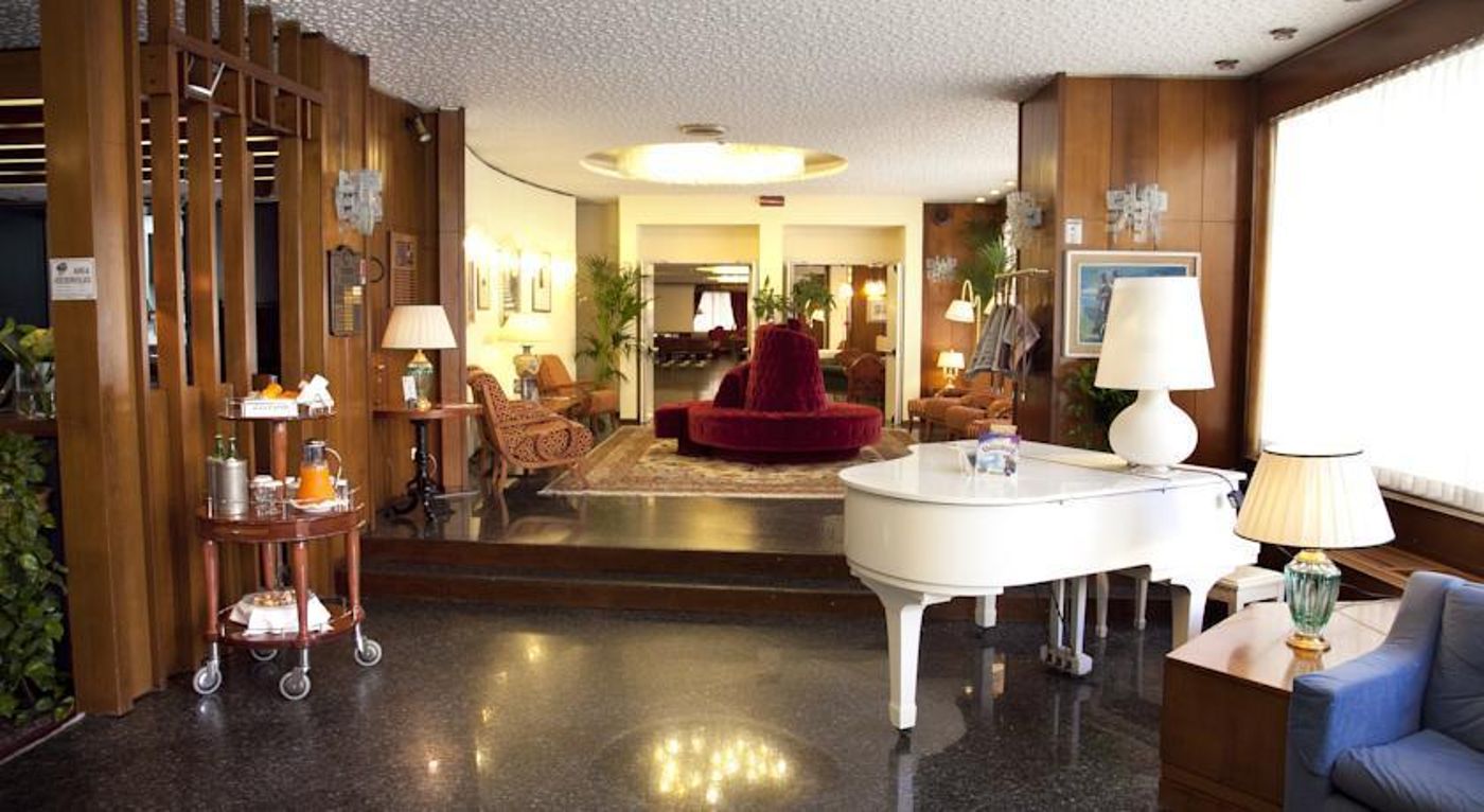 Royal-Palace-Lobby-30