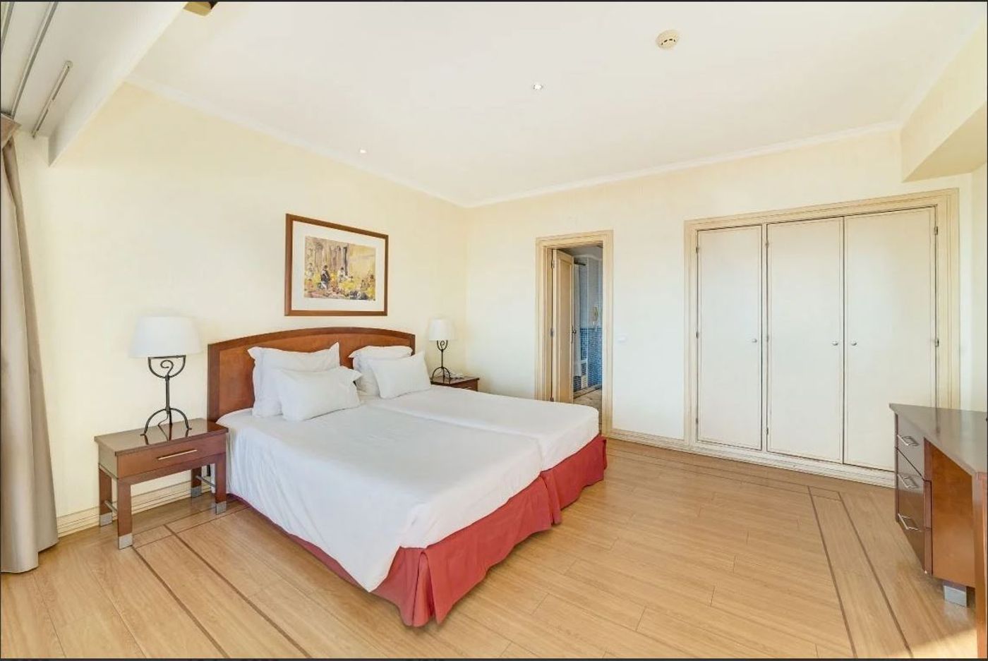 Yellow-Praia-Monte-Gordo-Hotel-Room-20