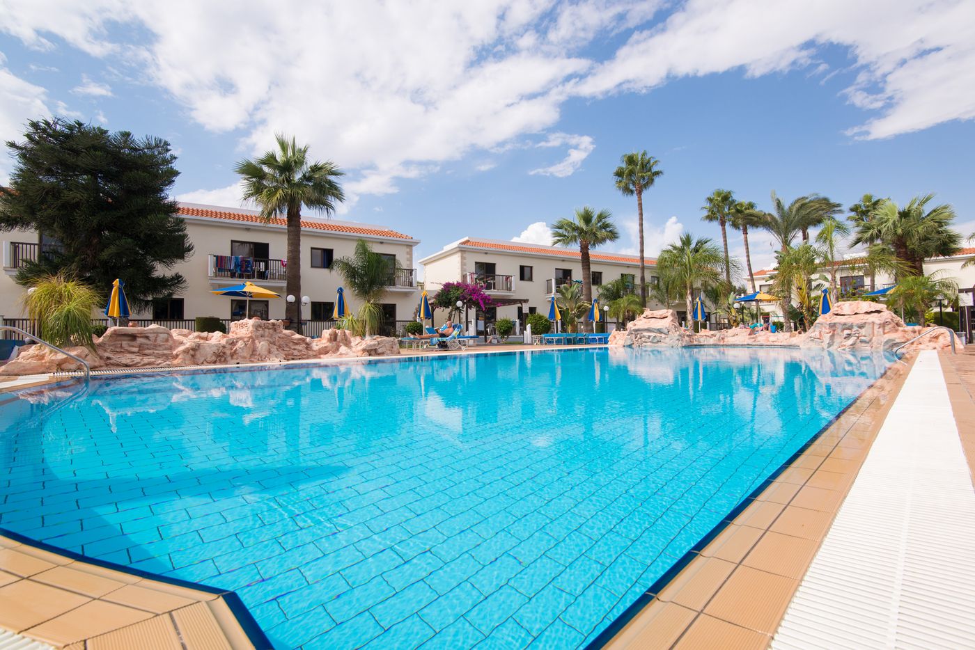 Loutsiana-Hotel-Apartments-Pool-1