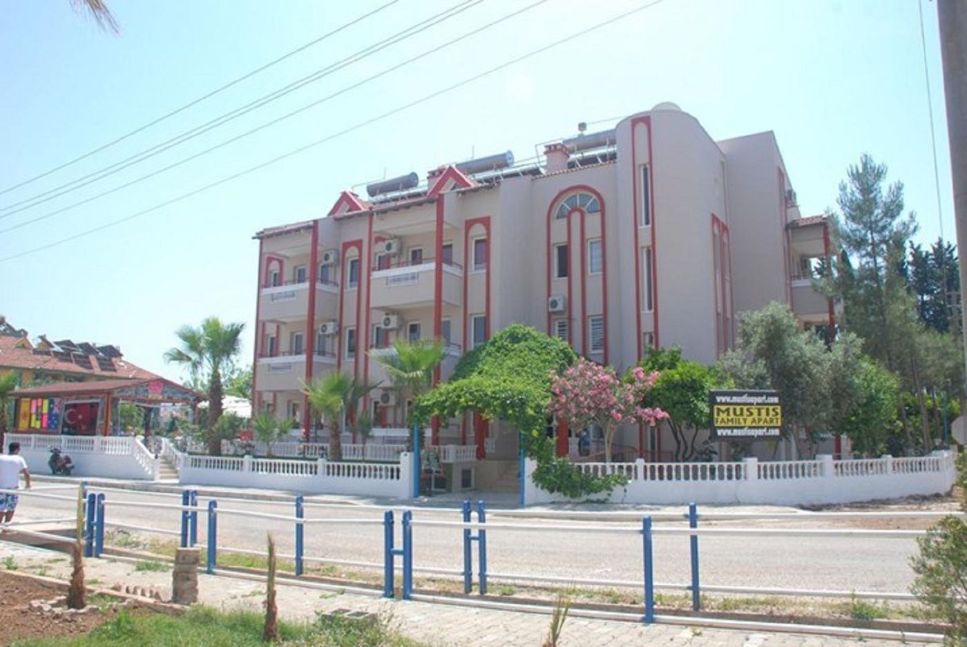 Musti-s-Family-Apart-General-view-4