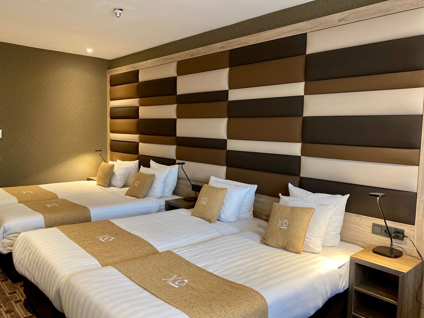 Xo-Hotels-Blue-Tower-Room-7