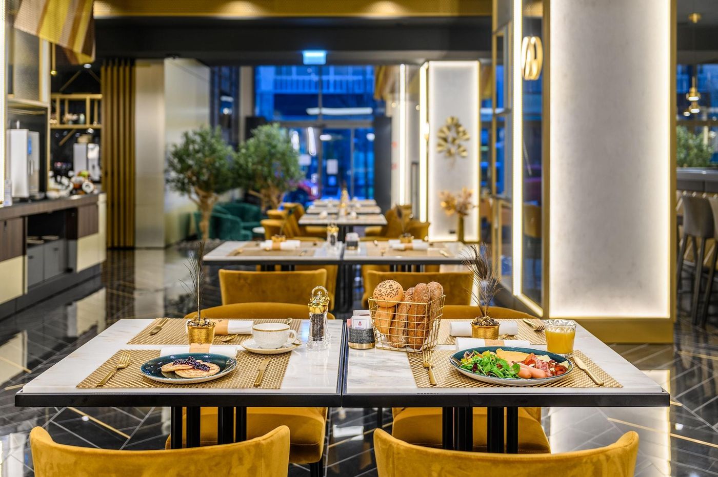 Hotel-Emerald---Suites-Restaurant-94