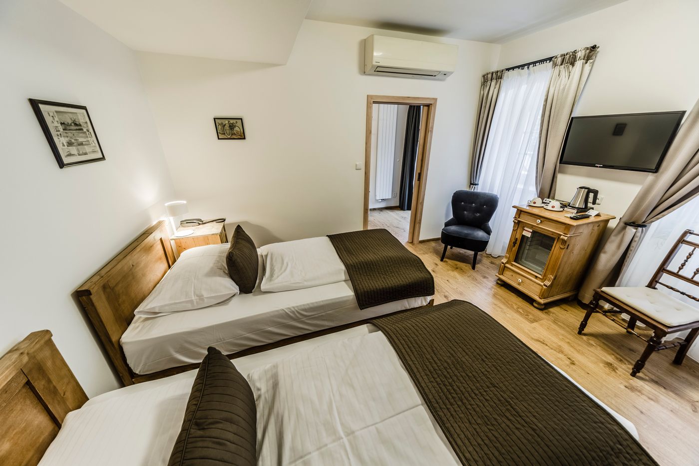 Archibald-at-the-Charles-Bridge-Room-22