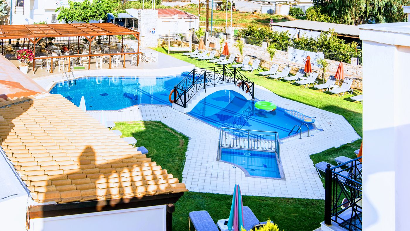 Yiannis-Manos-Apartments-Pool-10
