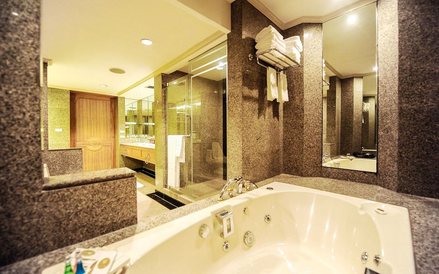 Montien-Riverside-Bangkok-Hotel-Room-56