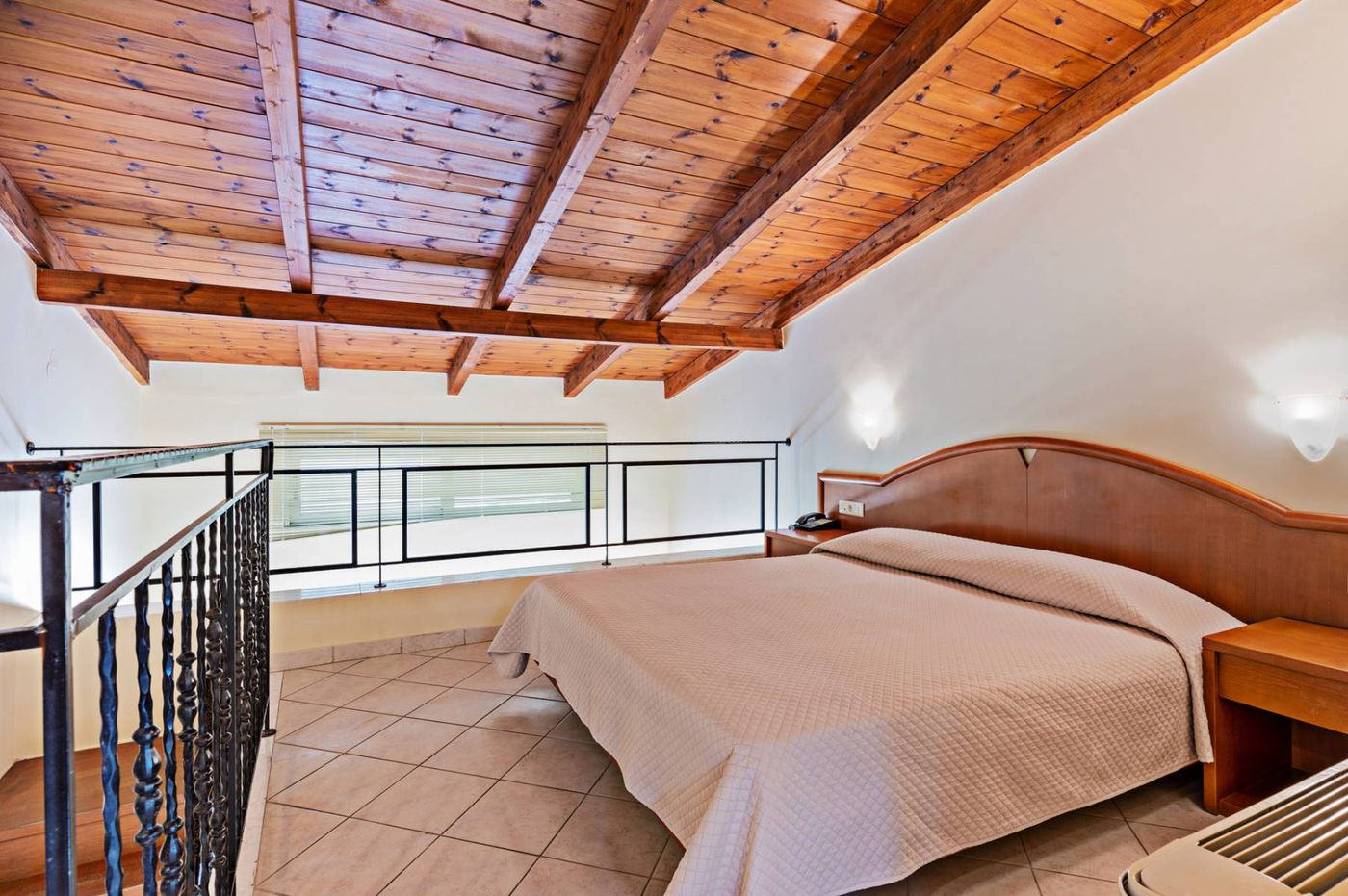 Hydramis-Palace-Beach-Resort-Room-57