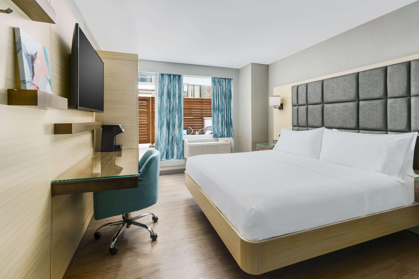 Hilton-Garden-Inn-New-York-Times-Square-North-Room-27