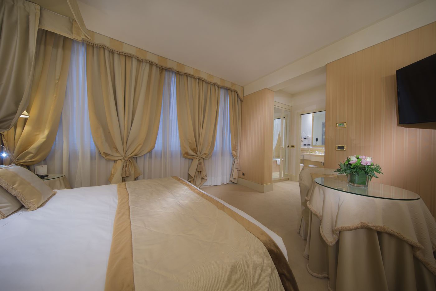 A-La-Commedia-Room-33