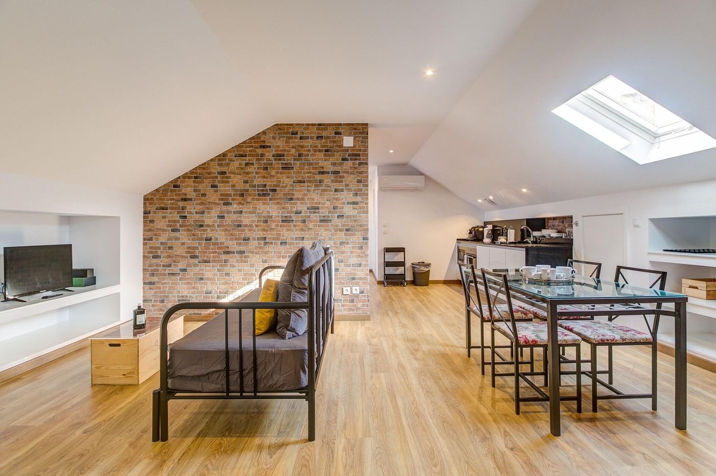 Home-Out-Rooms---Apartments-Room-24