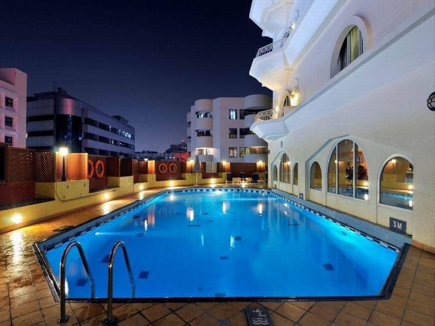 Ramada-Dubai-Pool-1