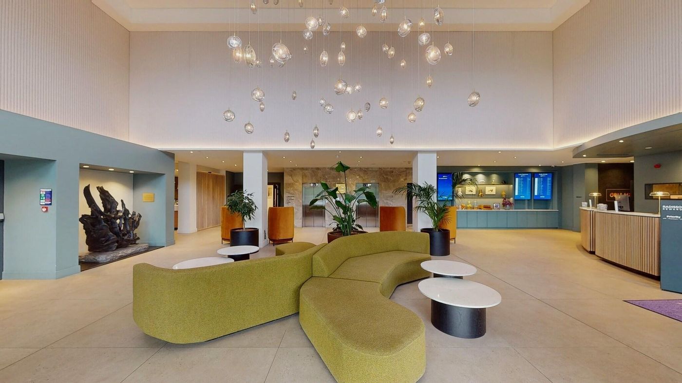 Radisson-Blu-Dublin-Airport-Lobby-4