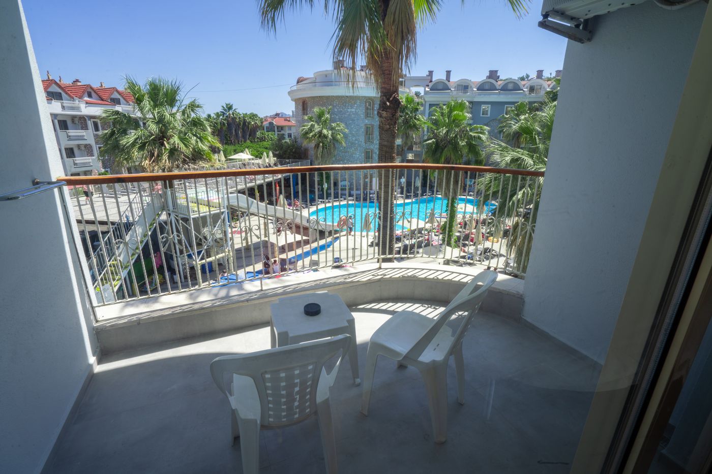 Alenz-Suite-Hotel-Room-8