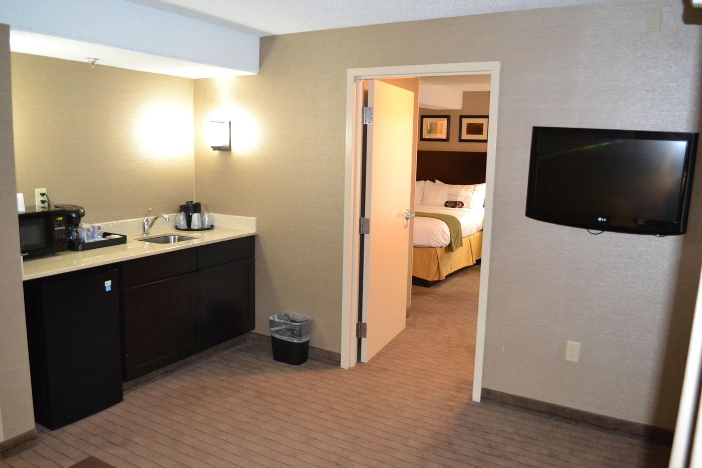 Holiday-Inn-Express-Boston-Brockton-Room-12