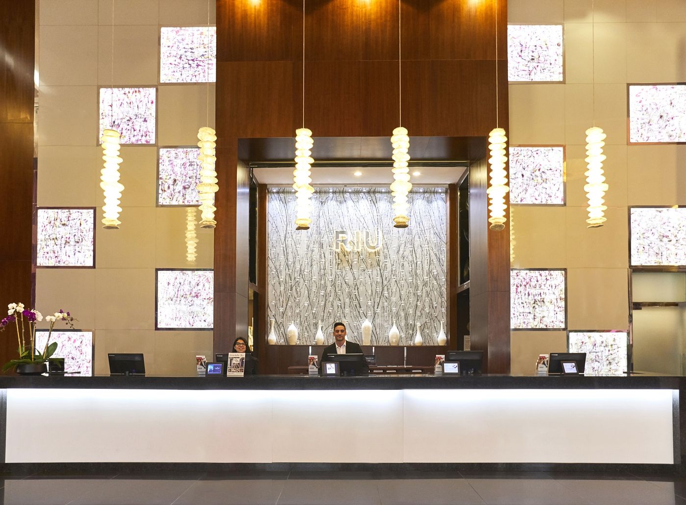 Riu-Plaza-New-York-Times-Square-Lobby-11