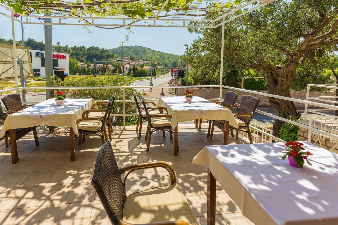 Pansion-Srebreno-Terrace-1