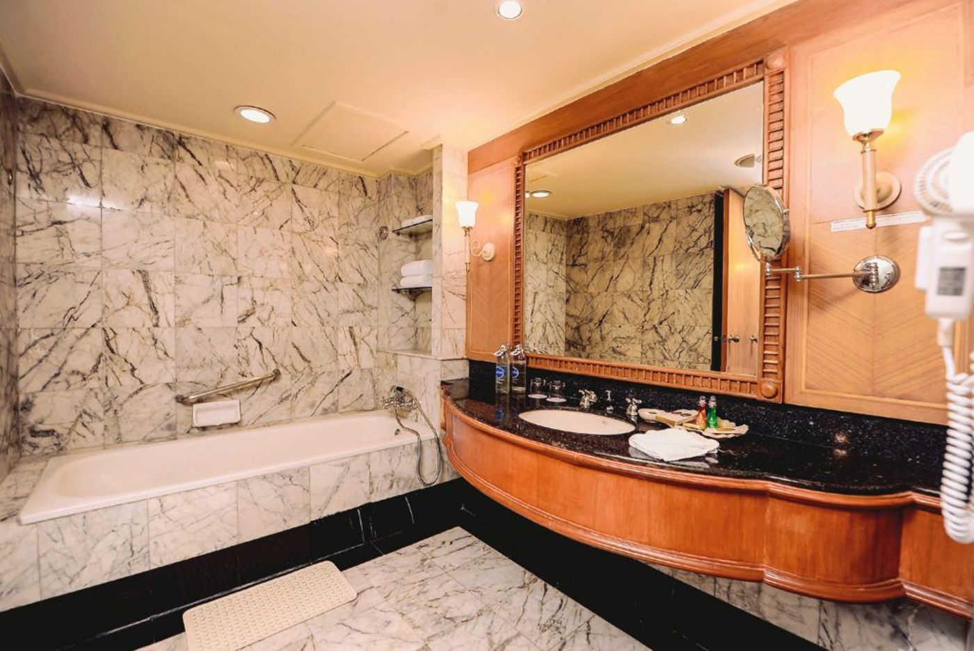 Montien-Riverside-Bangkok-Hotel-Room-52