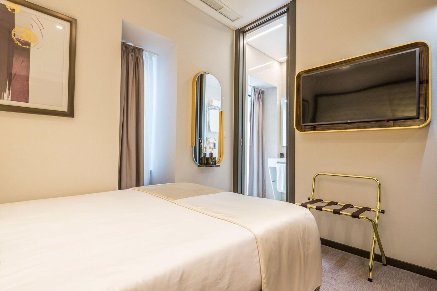 Meraprime-Gold-Design-Hotel-Room-30