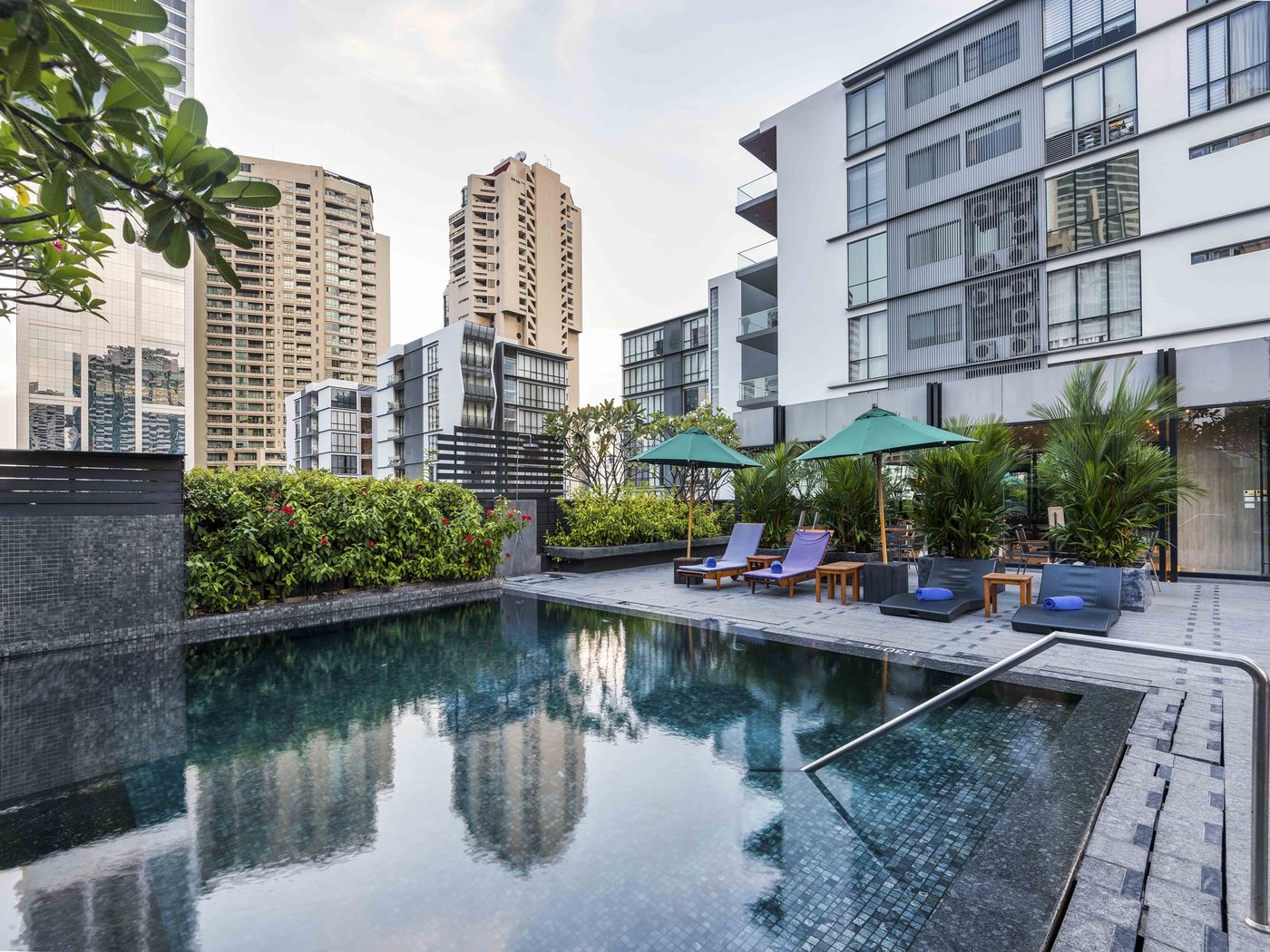 Maitria-Hotel-Sukhumvit-18-Bangkok-Pool-1