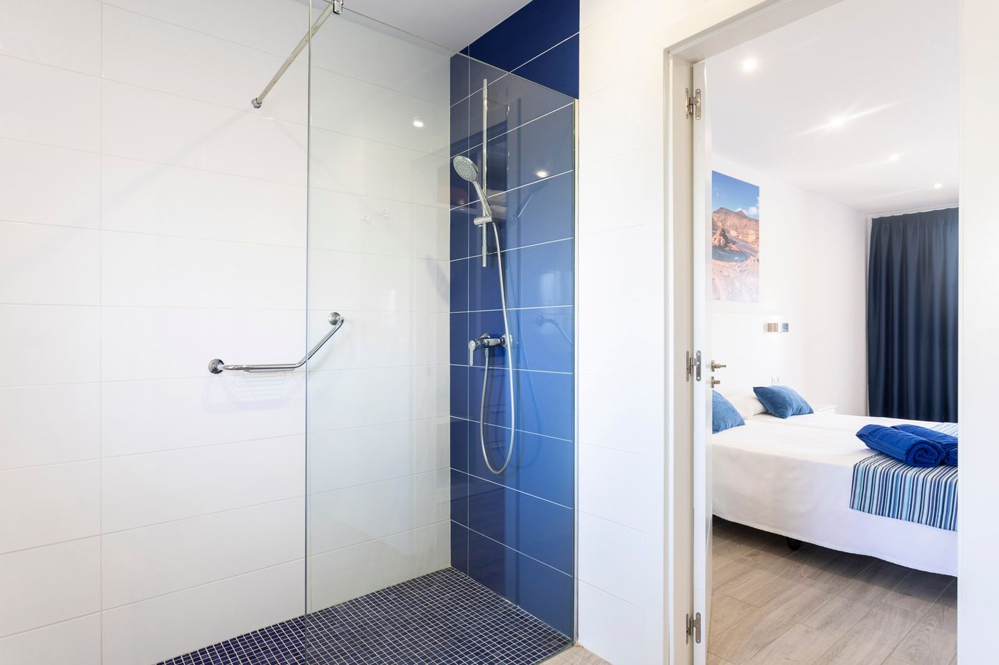 Globales-Costa-Tropical-Room-23