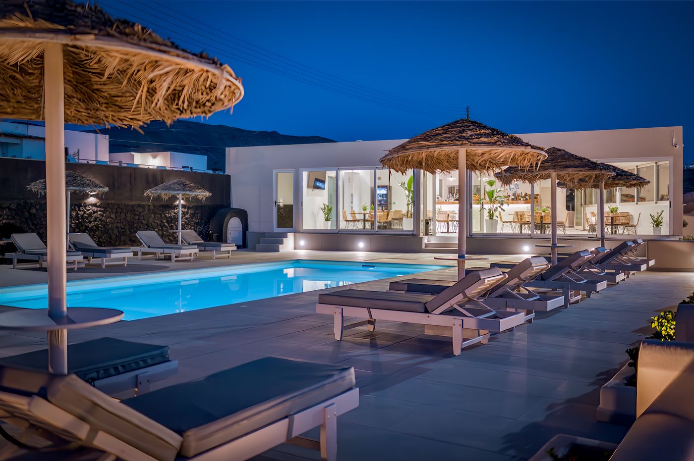 En-Plo-Boutique-Suites---Oia-Santorini-Pool-8