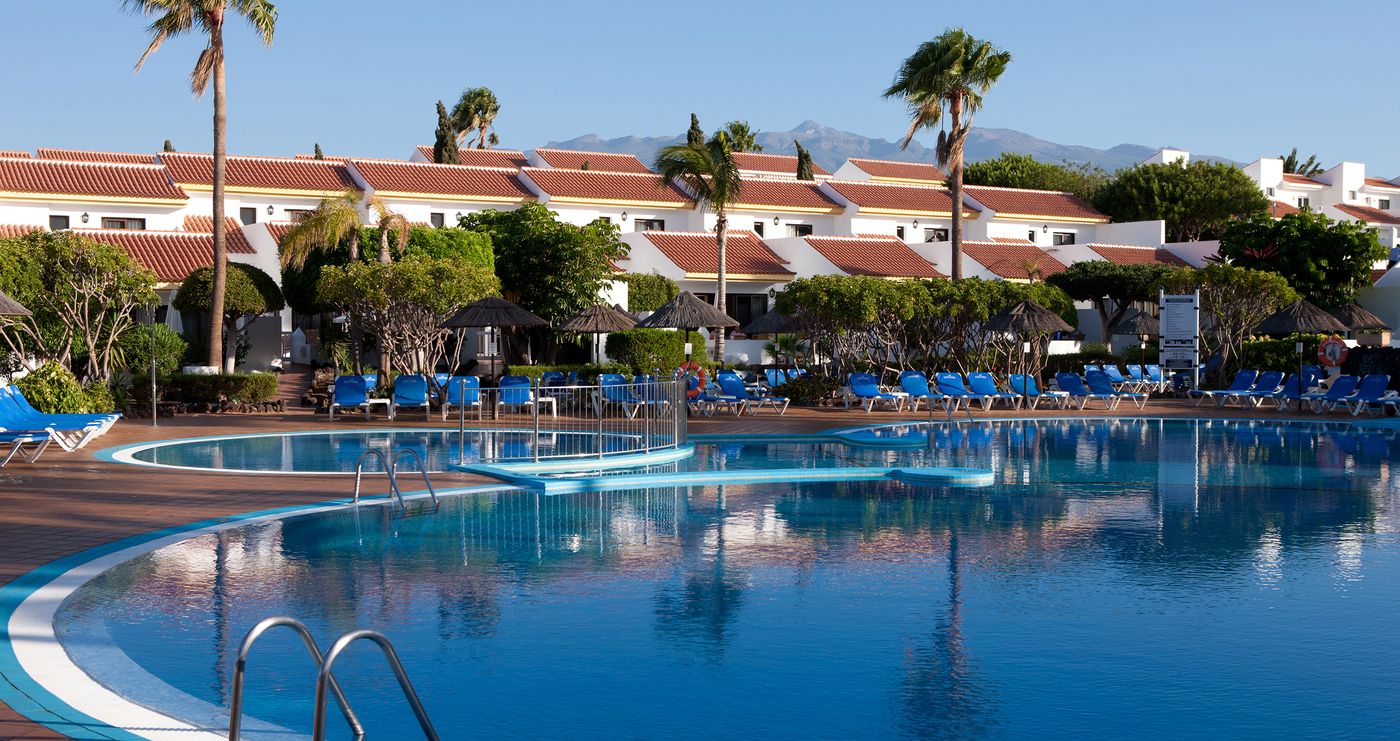 Wyndham-Residences-Golf-Del-Sur-Pool-2