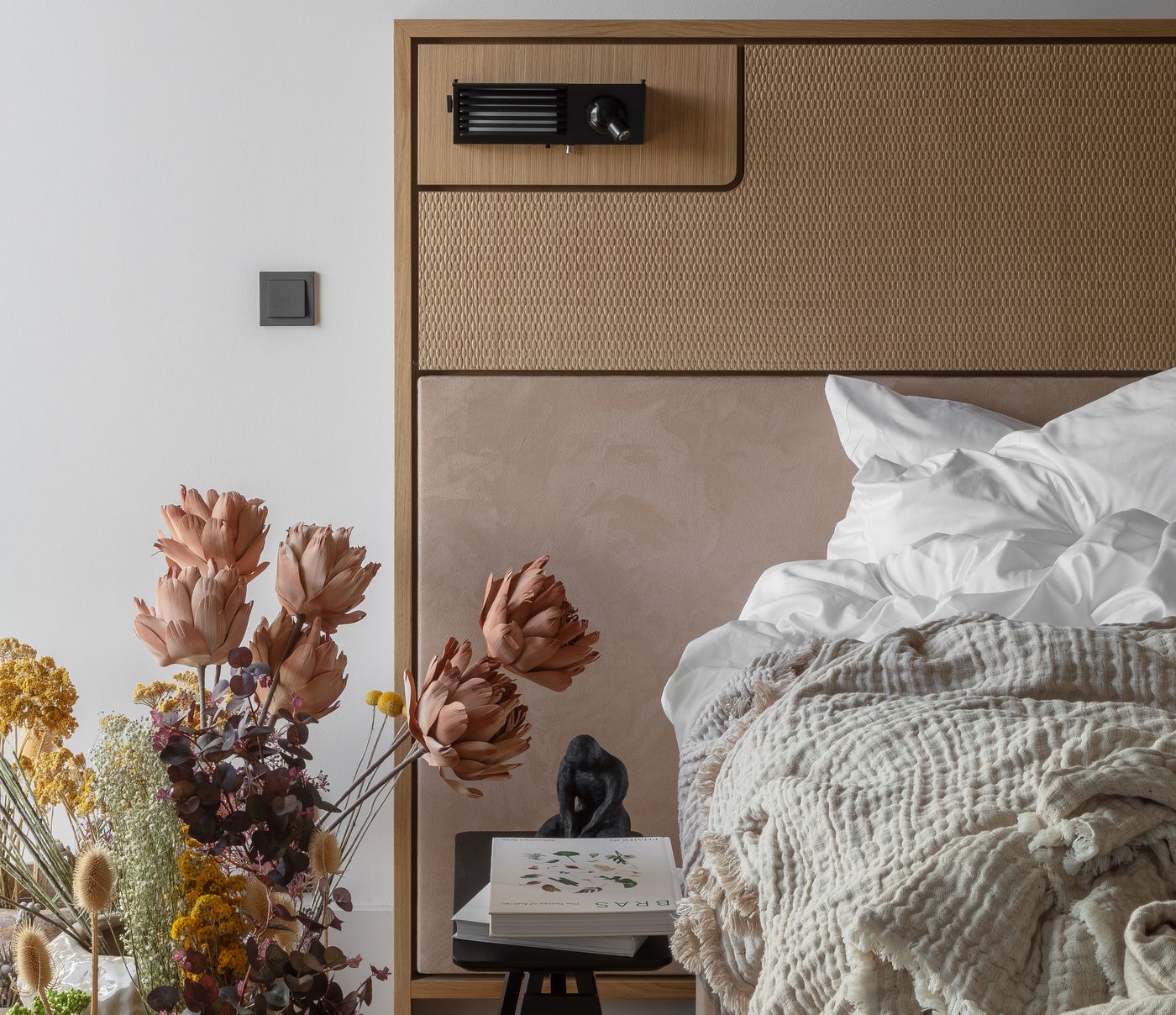 Locke-at-East-Side-Gallery--Friedrichshain-Room-19