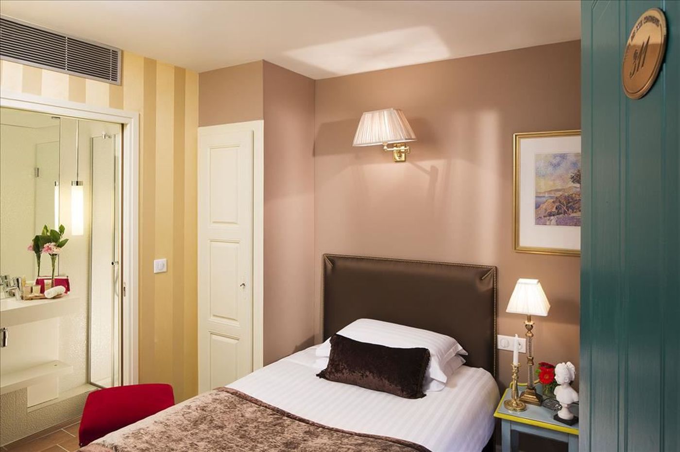 Hotel-Des-Deux-Continents-Room-14