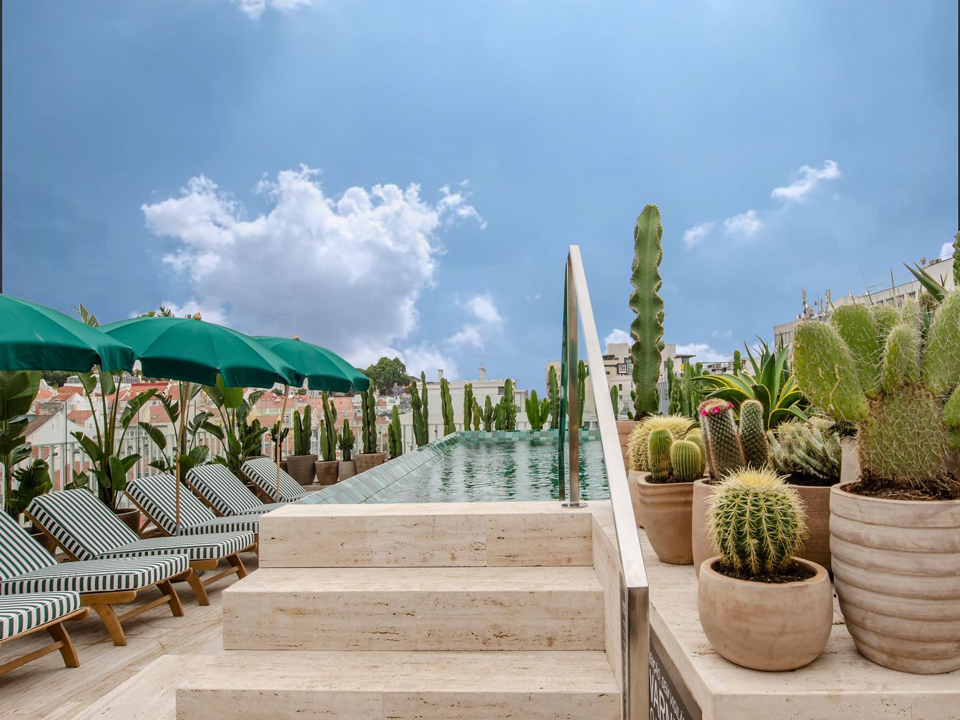 Browns-Avenue-Hotel-Pool-4