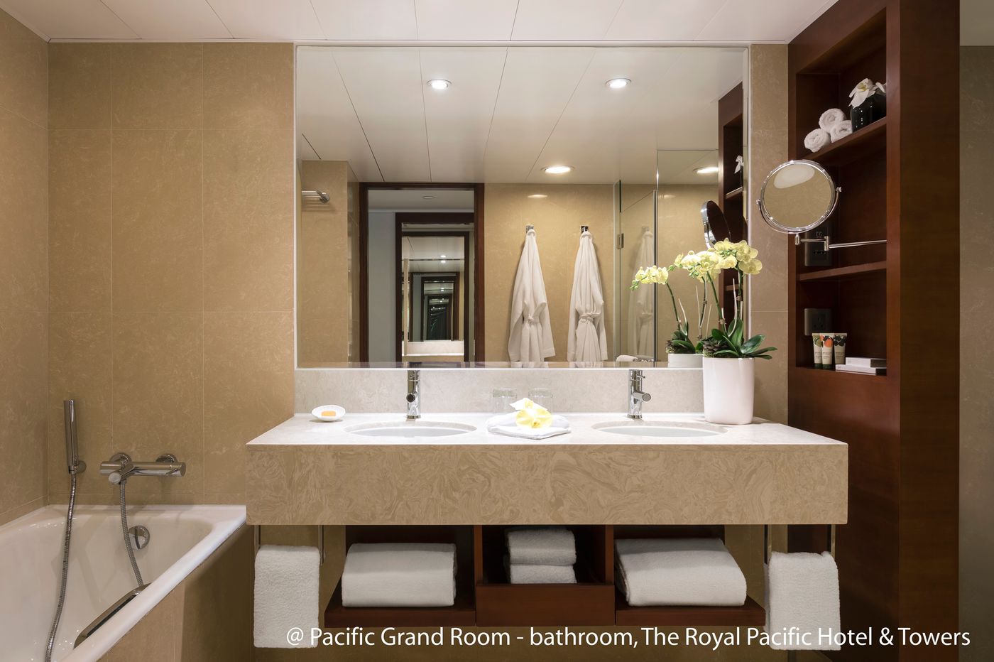 Royal-Pacific-Hotel-and-Towers-Room-16