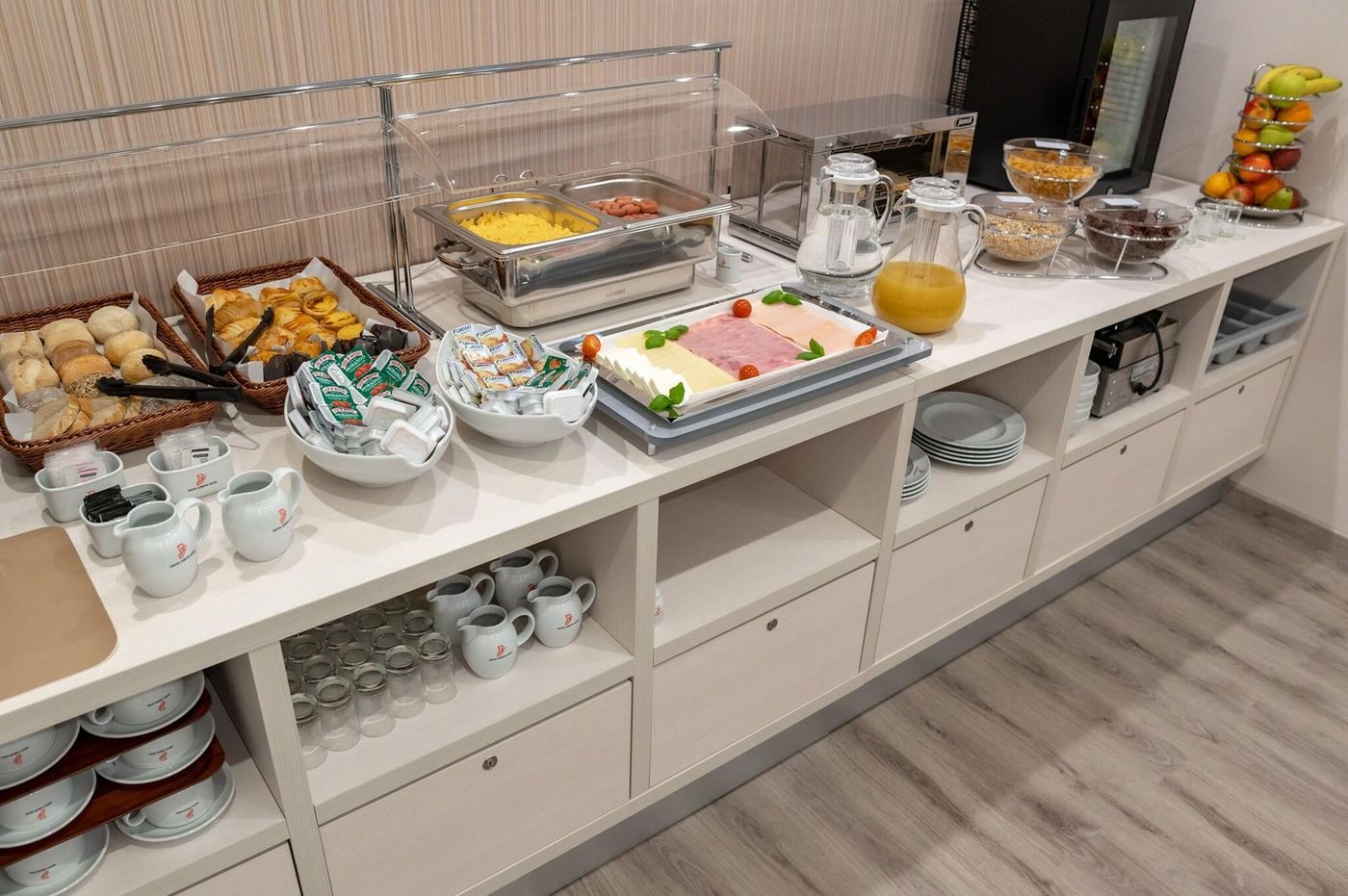 Dinya-Lisbon-Hotel---Lounge-Bar-Restaurant-37