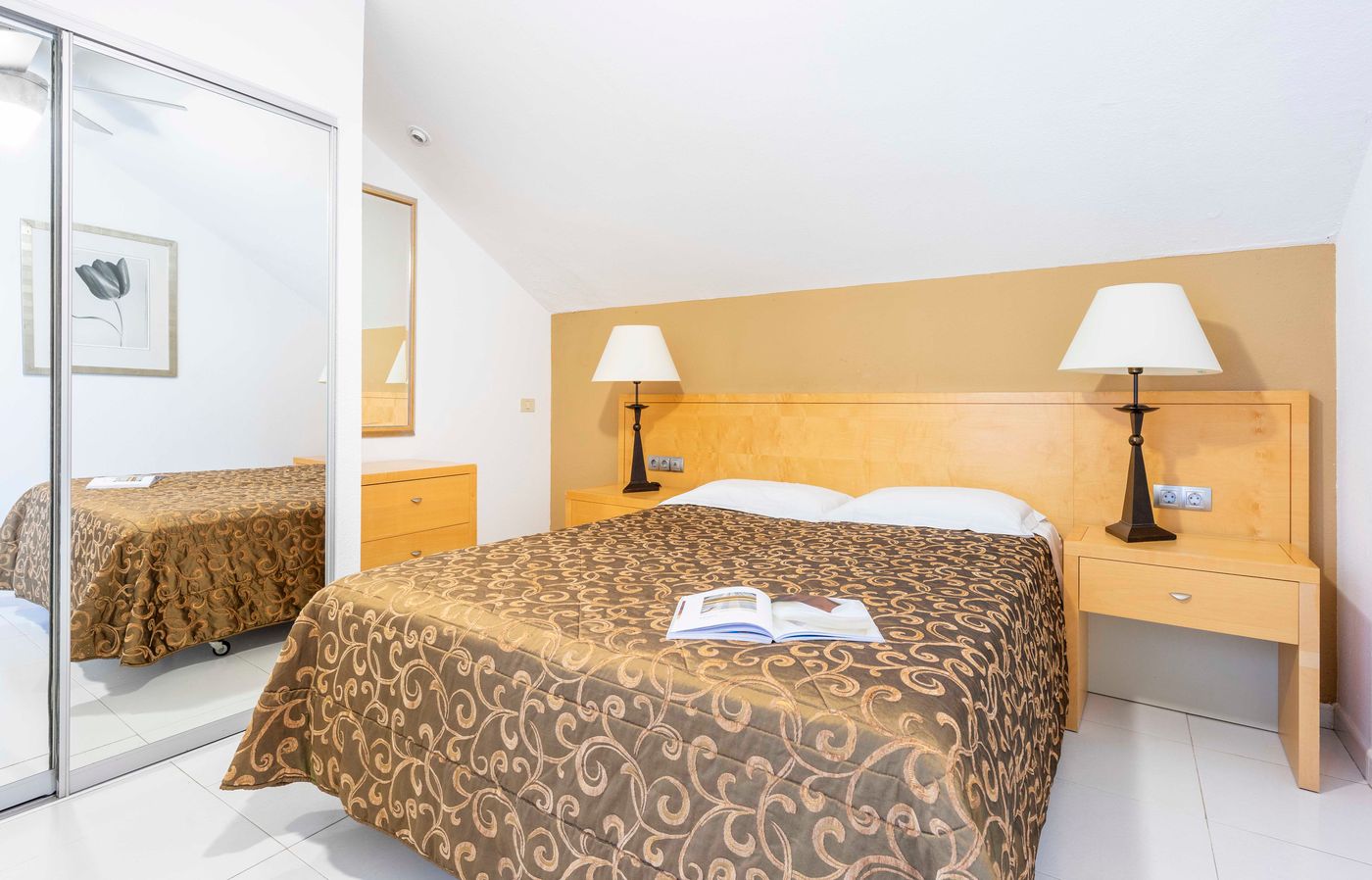 ONA-Hollywood-Mirage-Room-31