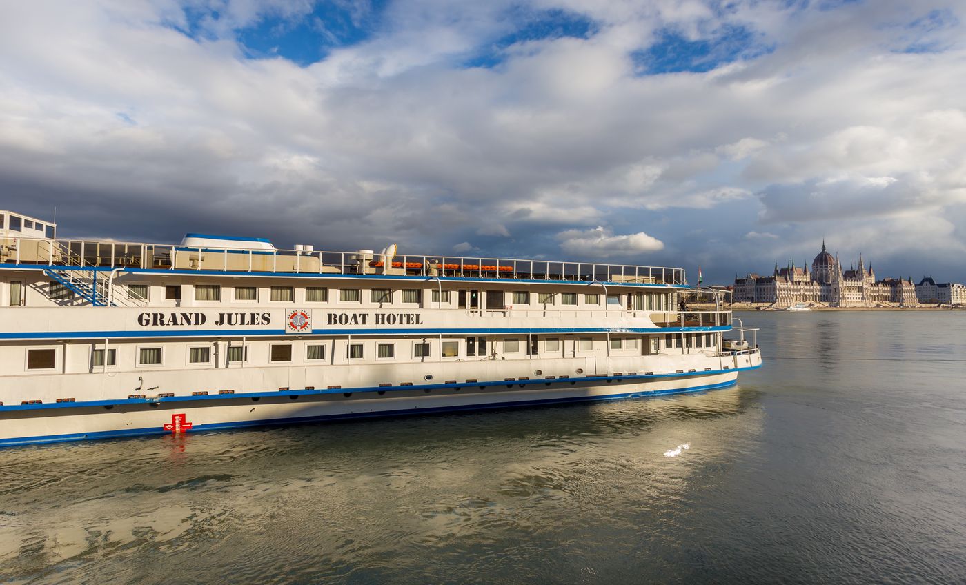 Grand-Jules-Boat-Hotel-Budapest-General-view-3