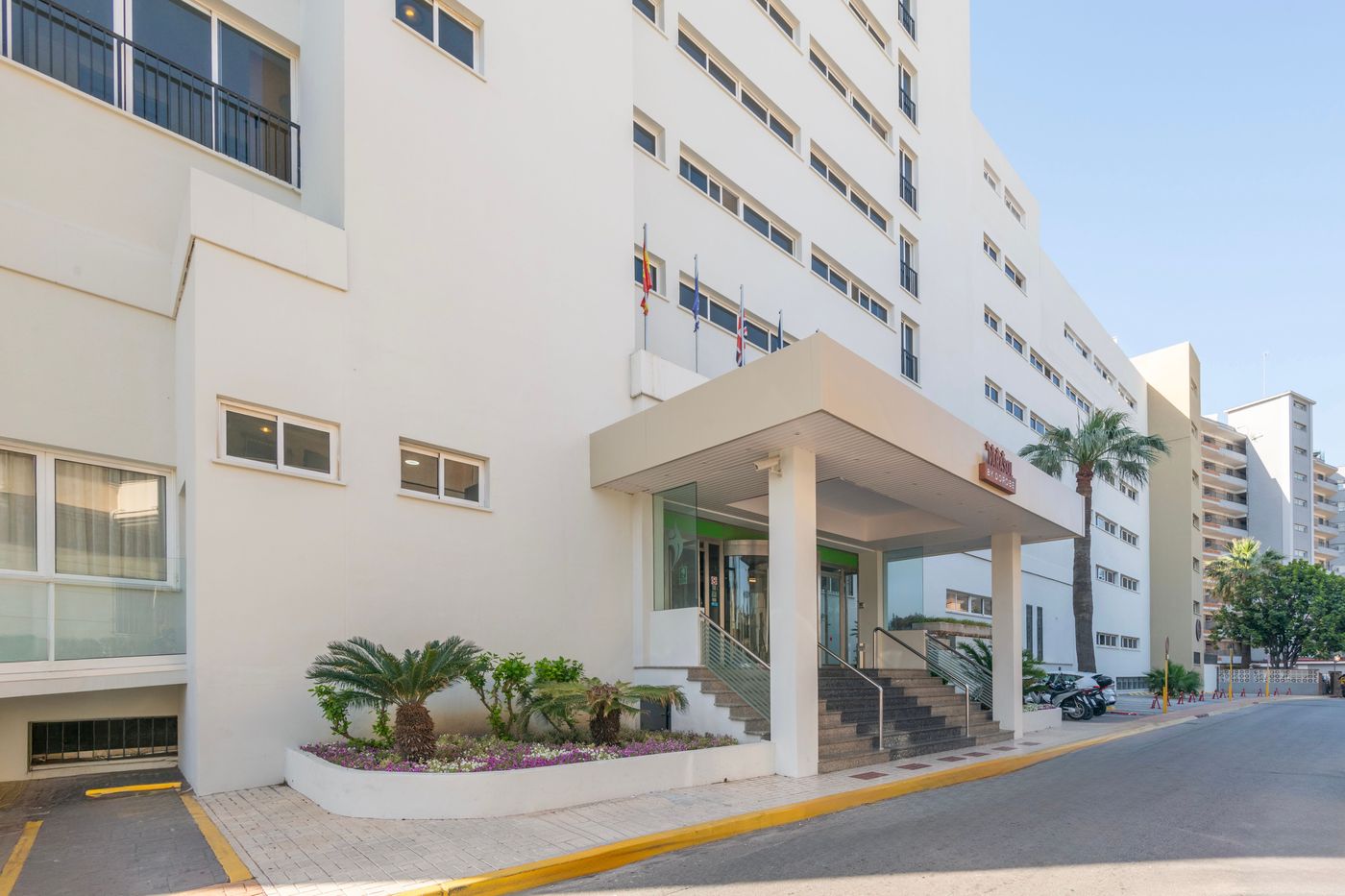 Hotel Parasol by Dorobe