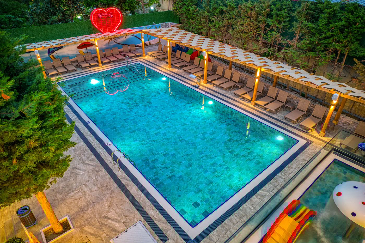 Big-Blue-Suite-Hotel-Pool-12