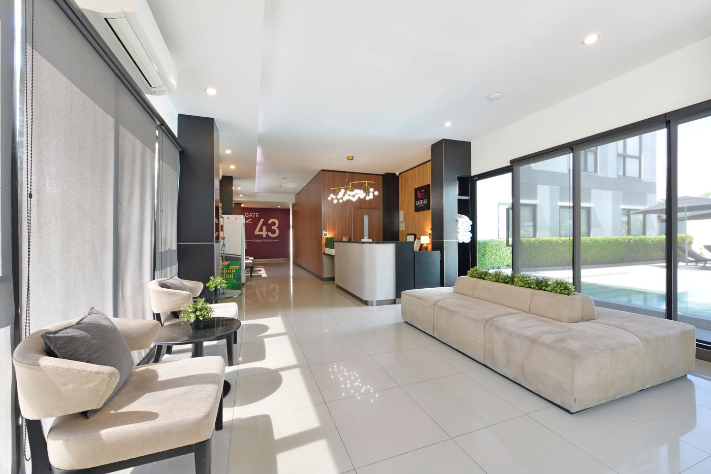 Gate43-Airport-Hotel-Lobby-5