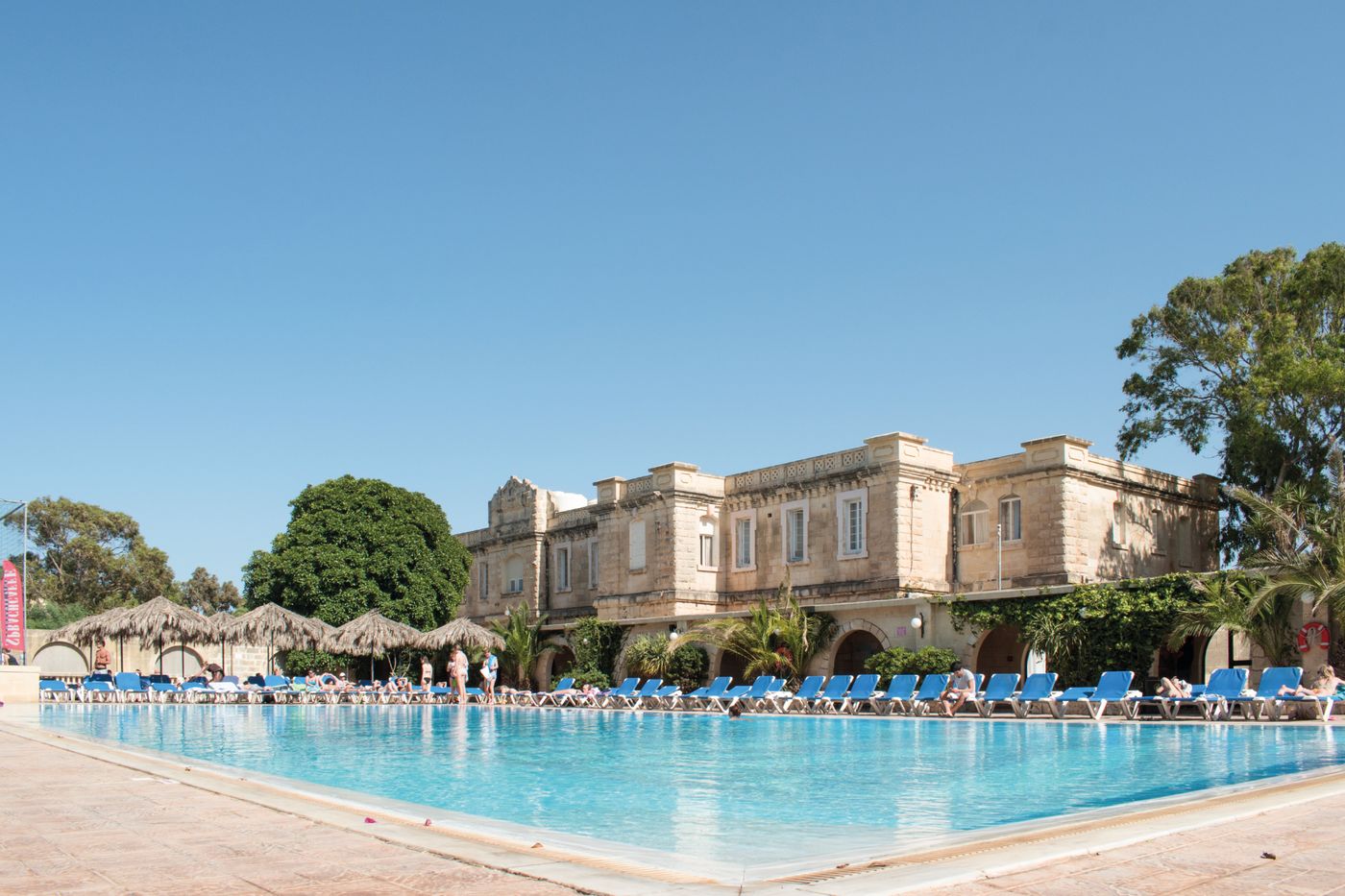 Sprachcaffe-International-Aparthotel-Pembroke-Pool-2