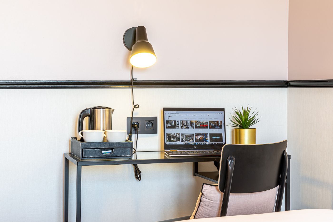 At-Gare-du-Nord-Room-8