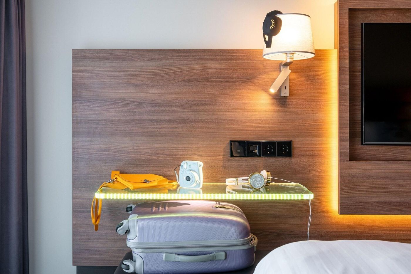 Moxy-Amsterdam-Houthavens-Room-33