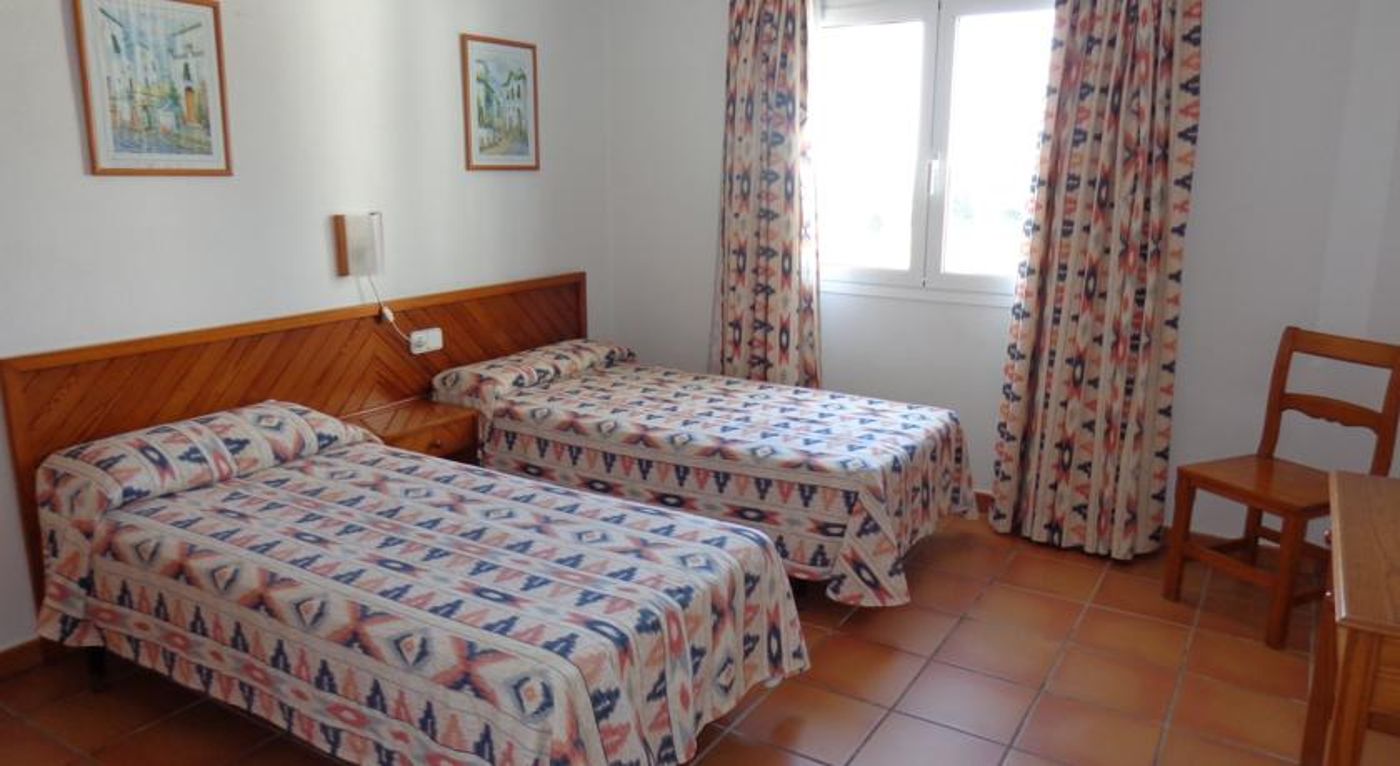 Los Pinares Benet Apartments