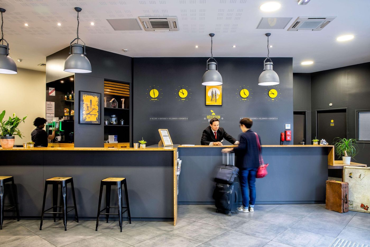 Best-Western-Plus-Suitcase-Paris-la-Defense-Lobby-12