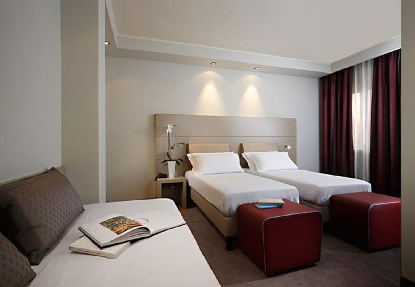 Smart-Hotel-Holiday-Room-31