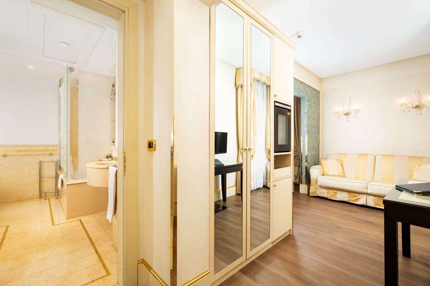 A-La-Commedia-Room-34