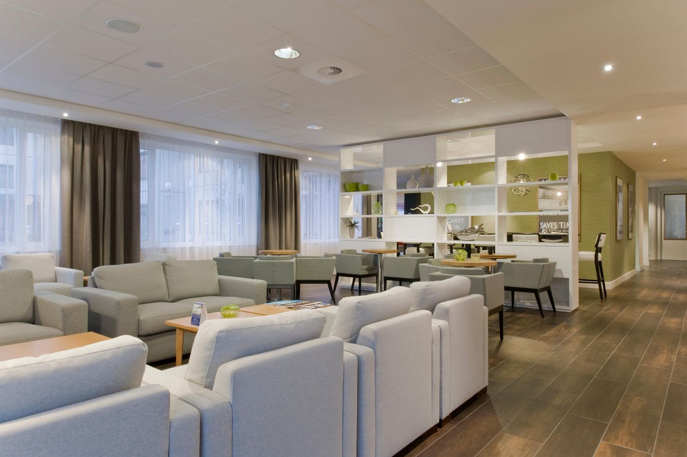 Holiday-Inn-Express-Amsterdam-Schiphol-Lobby-4