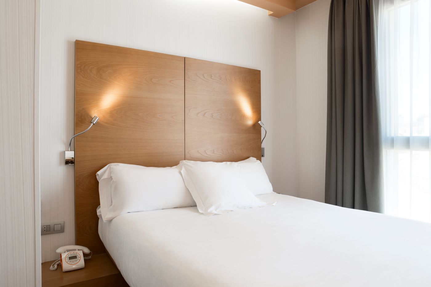 Petite-Palace-Plaza-Hotel-Room-12