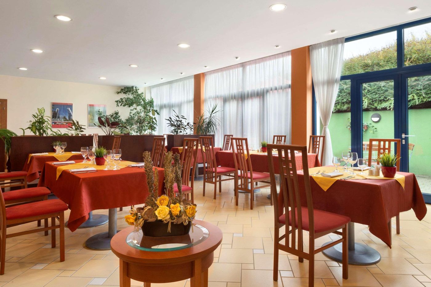 Ramada-Airport-Prague-Restaurant-20