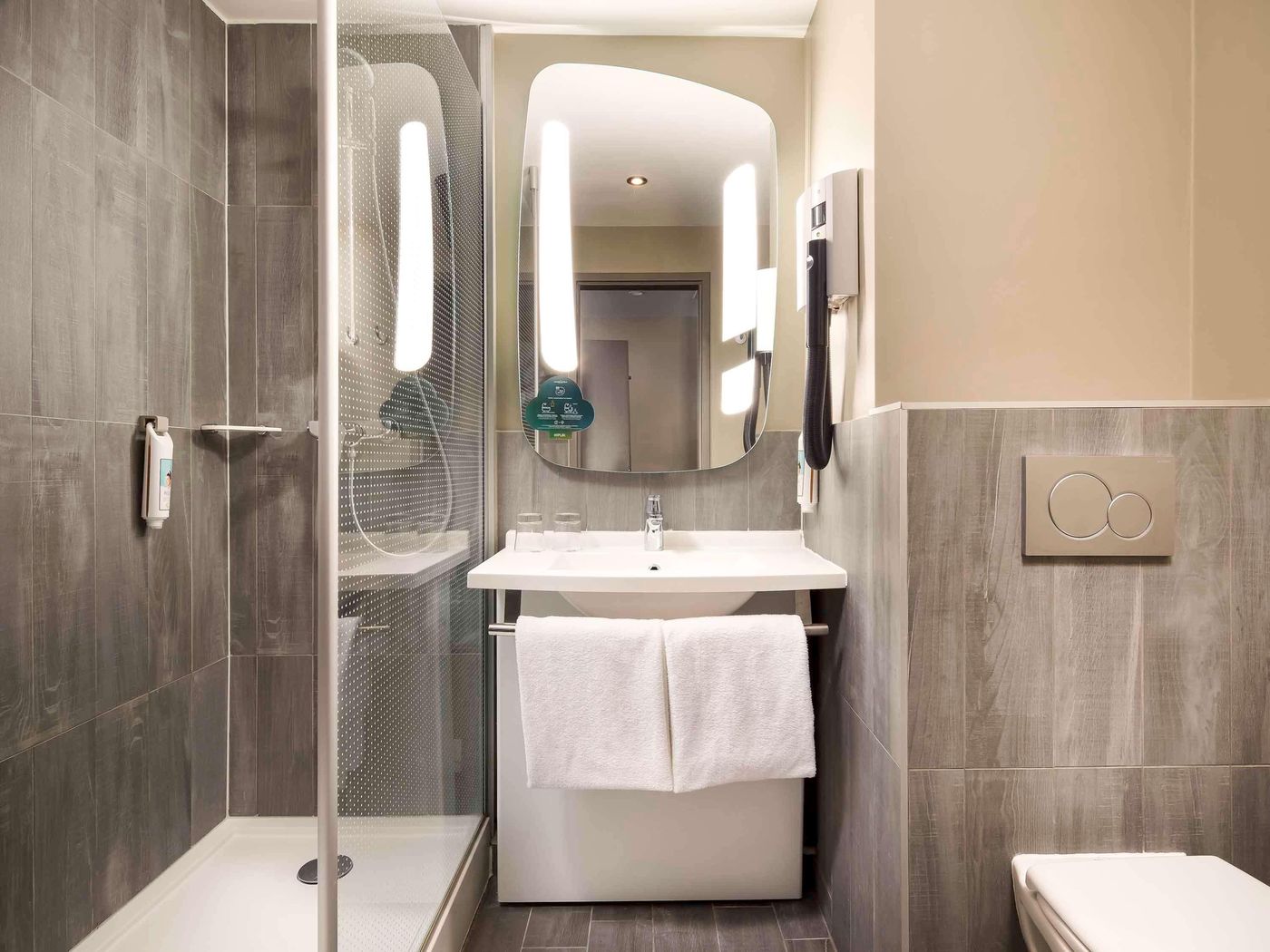 Ibis-Hotel-Heroes-Square-Room-50