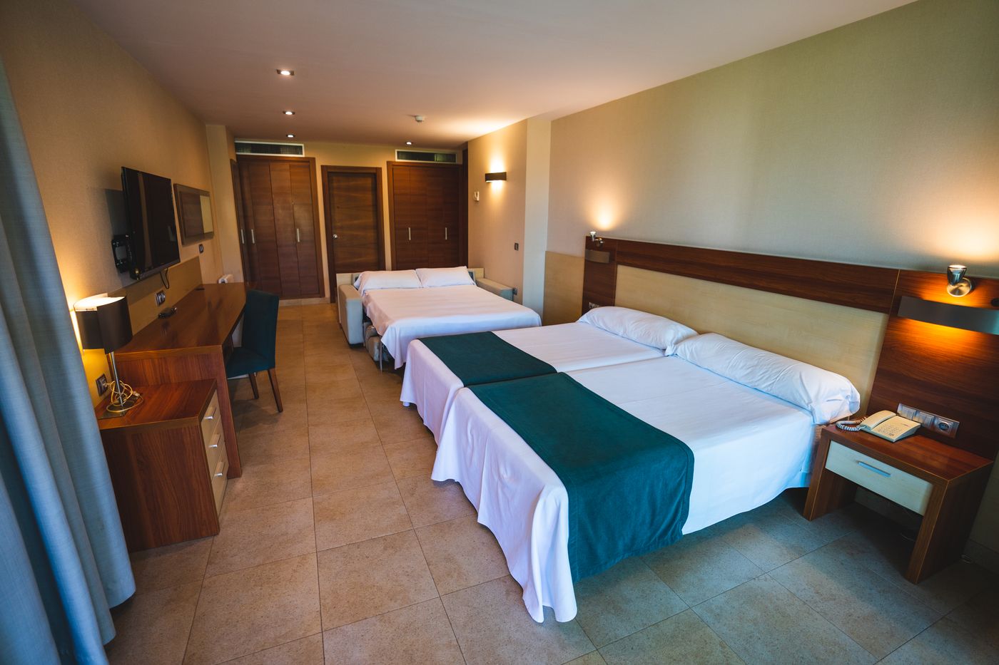 Deloix-Aqua-Center-Hotel-Room-38